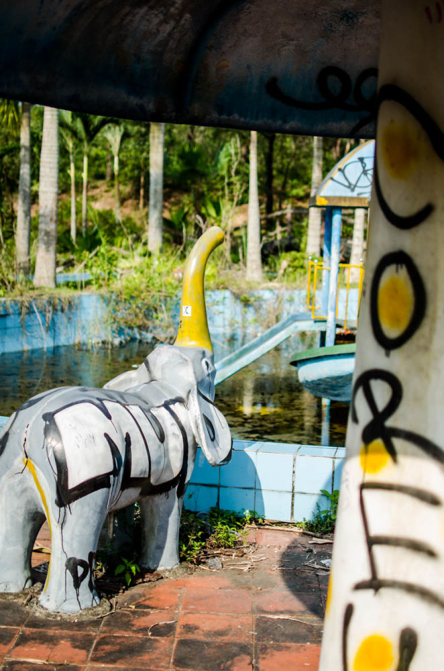 An Hour At A Run Down And Not So Spooky Waterpark, Hue