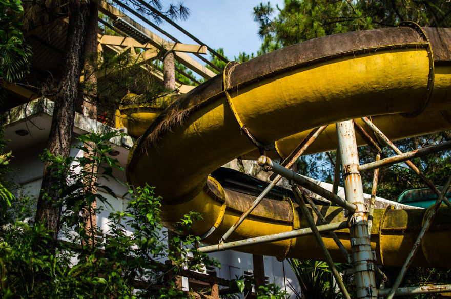 An Hour At A Run Down And Not So Spooky Waterpark, Hue