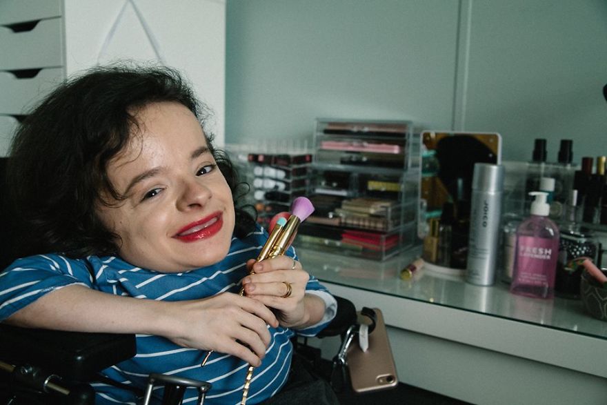 From Lonely Schoolgirl To Beauty Vlog Star