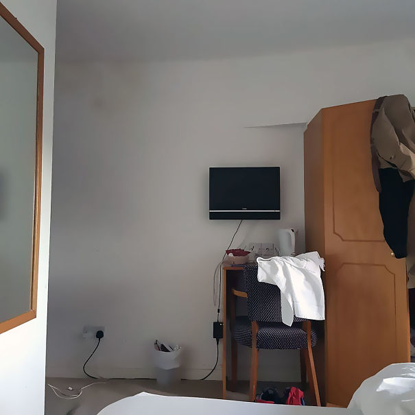 Does This Tv Come With A Pair Of Binoculars?