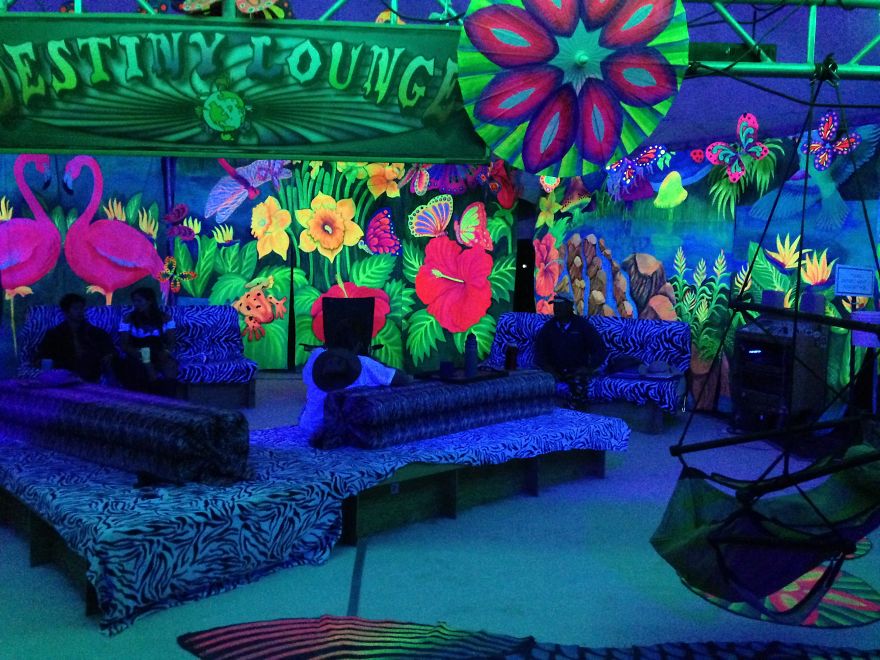 I Create Mind-Blowing 3d Blacklight Art Installations