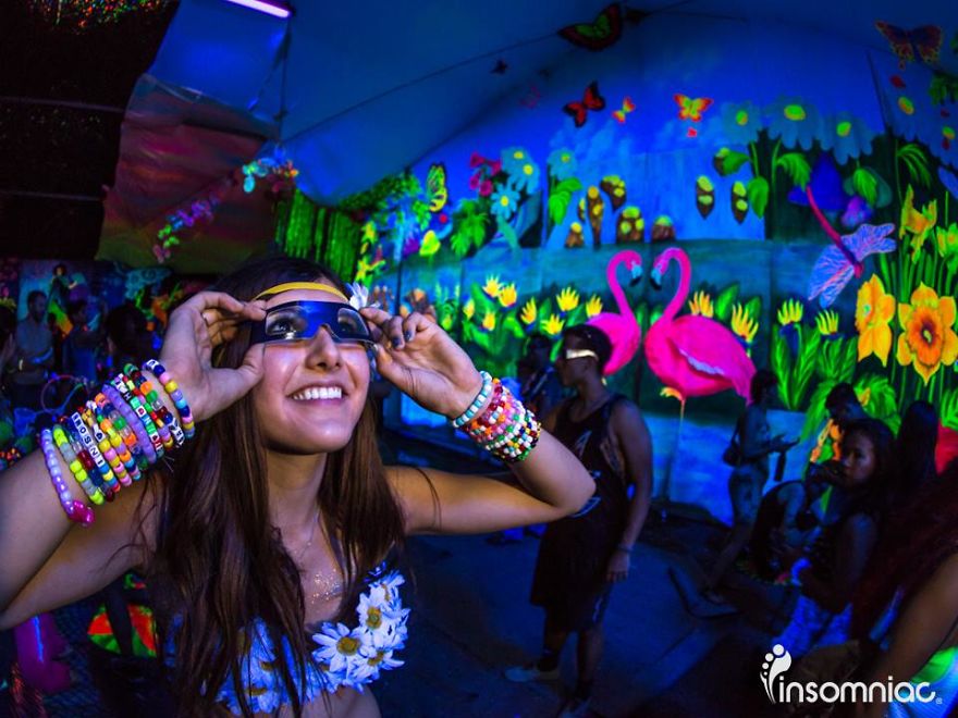 I Create Mind-Blowing 3d Blacklight Art Installations