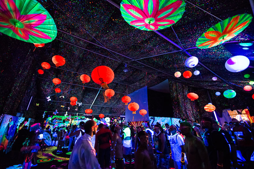 I Create Mind-Blowing 3d Blacklight Art Installations