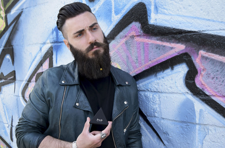 A Boyfriend Doesn’t Appreciate His Girlfriend’s Gift, But Instead Other Men Love It A Boyfriend Doesn’t Appreciate His Girlfriend’s Gift, But Instead Other Men Love It