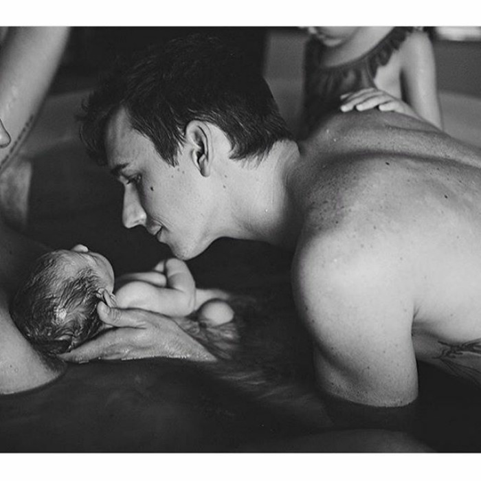 Pregnancy-giving-birth-fathers-participating-delivery-room