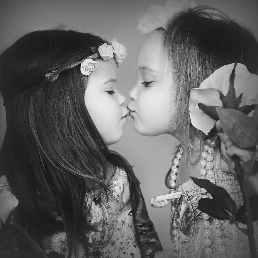 Lesbian 12. Сестры близняшки поцелуй. Сестрички целуются. Лесбийский поцелуй детский. Поцелуй девочек сестричек.
