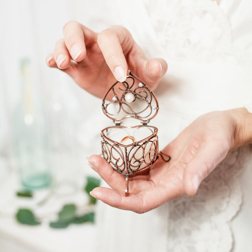 The Ukrainian Artist Uses Wire To Tell Love Stories