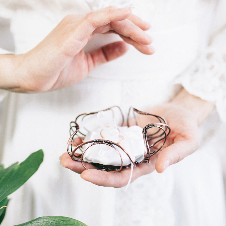 The Ukrainian Artist Uses Wire To Tell Love Stories