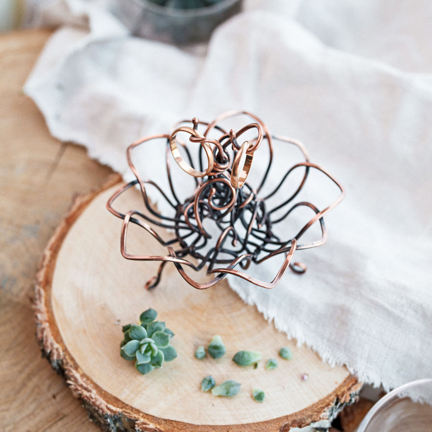 The Ukrainian Artist Uses Wire To Tell Love Stories