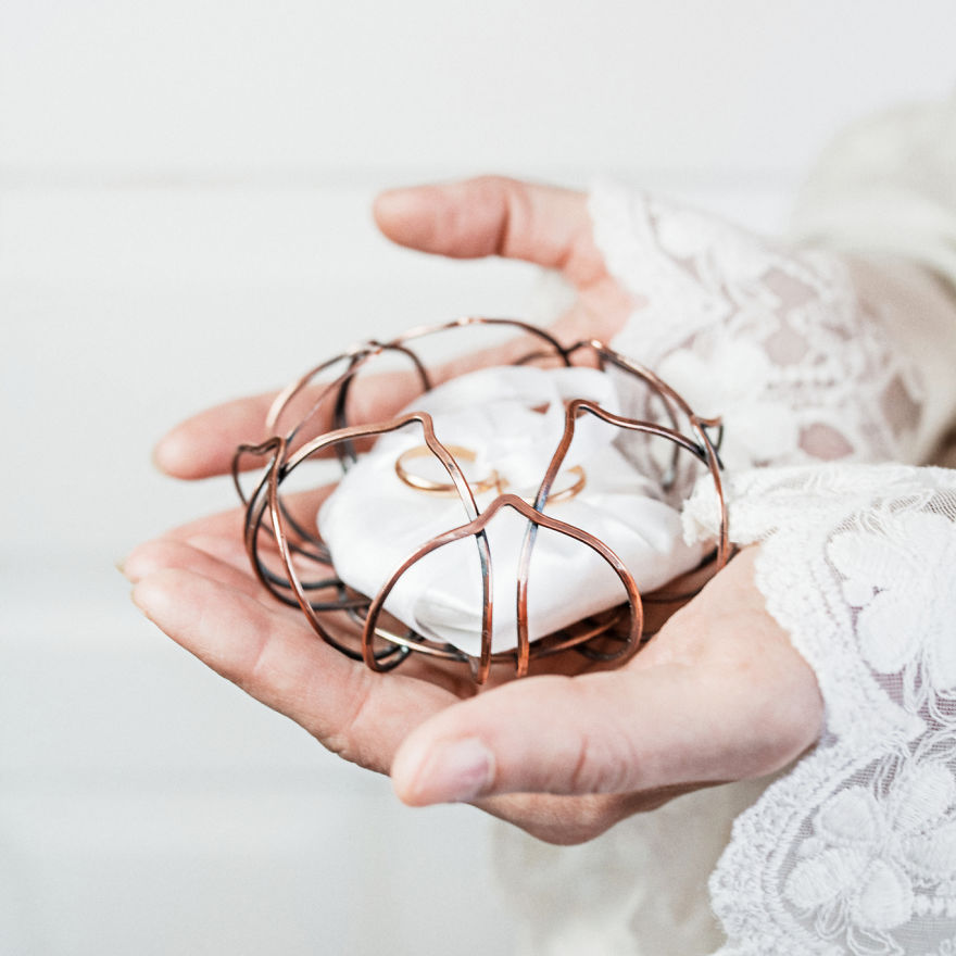 The Ukrainian Artist Uses Wire To Tell Love Stories