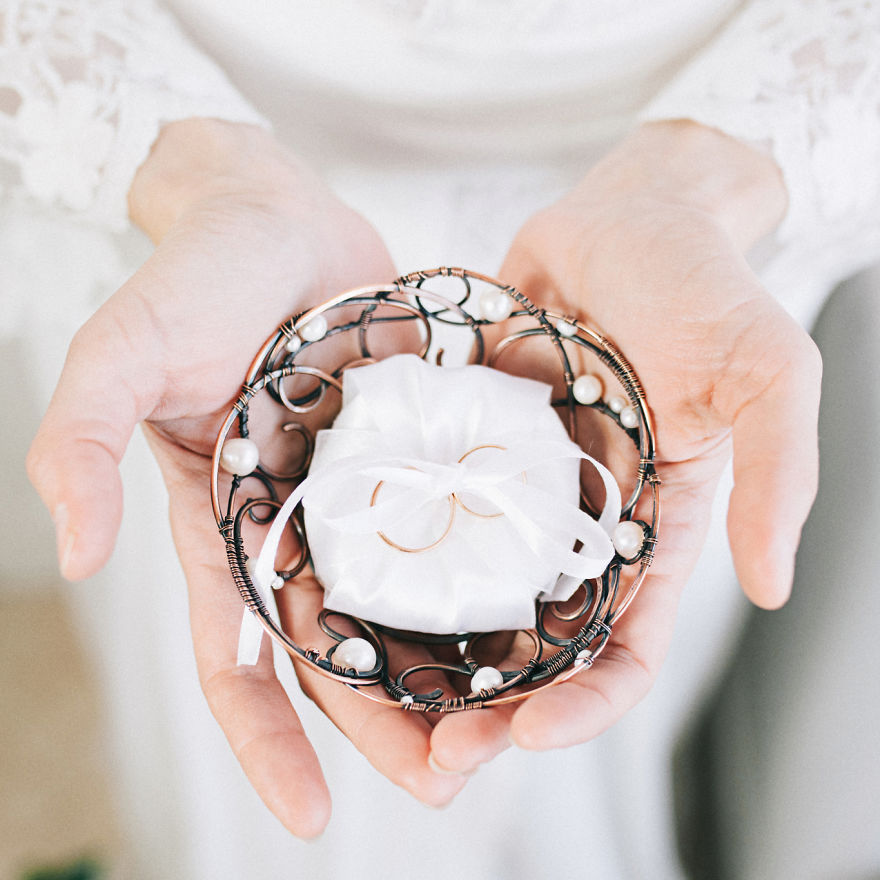 The Ukrainian Artist Uses Wire To Tell Love Stories