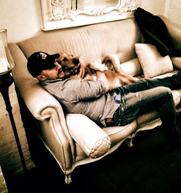 Tom Hardy Posts Emotional Tribute For His Dog Who Just Passed Away, And People Are Drowning In Tears Tom Hardy Posts Emotional Tribute For His Dog Who Just Passed Away, And People Are Drowning In Tears
