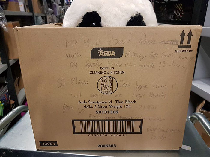 boy-write-note-buy-stuffed-panda-leon-ashworth-3 boy-write-note-buy-stuffed-panda-leon-ashworth-3