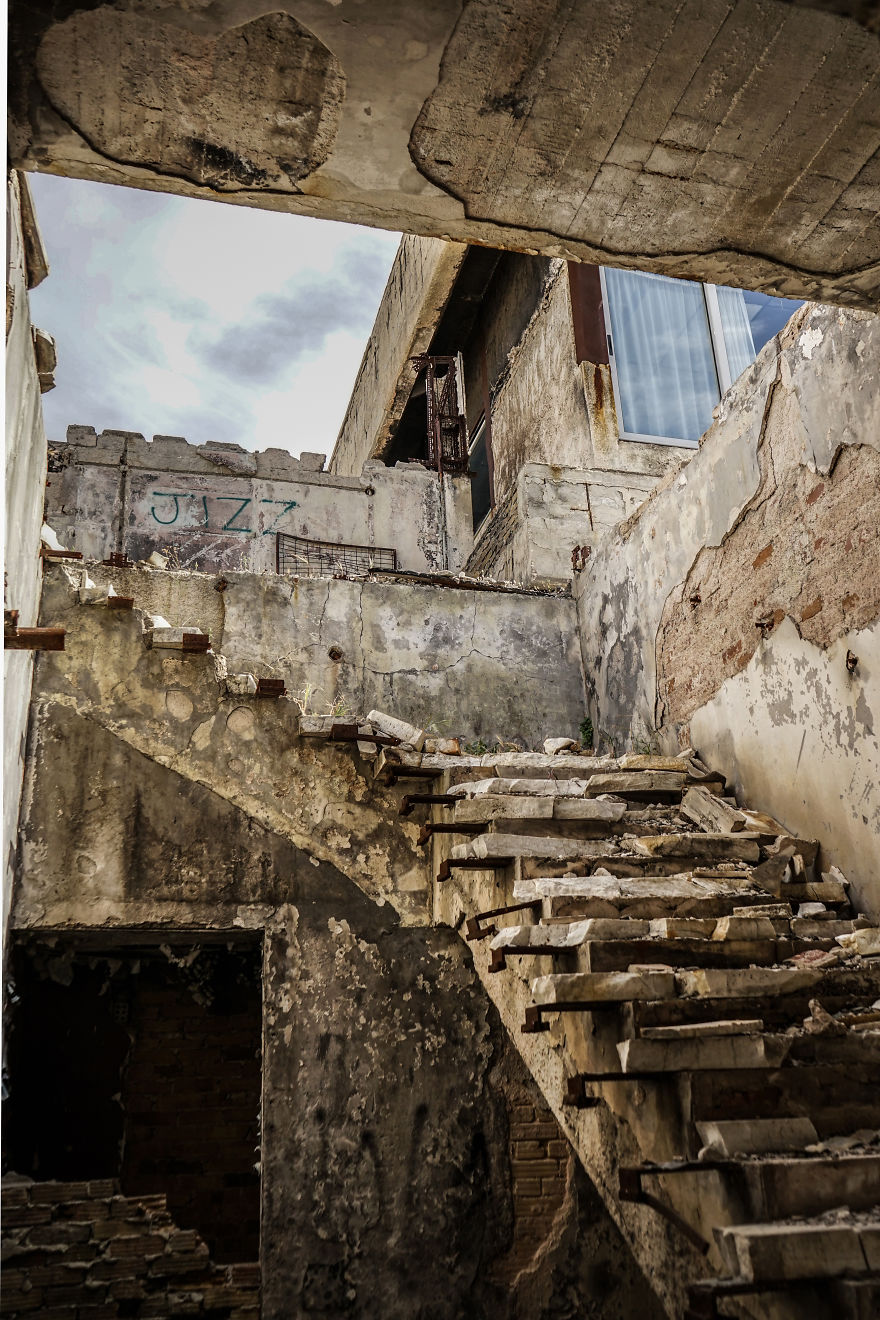 A Walk Through The Sbandoned Athens International Airport