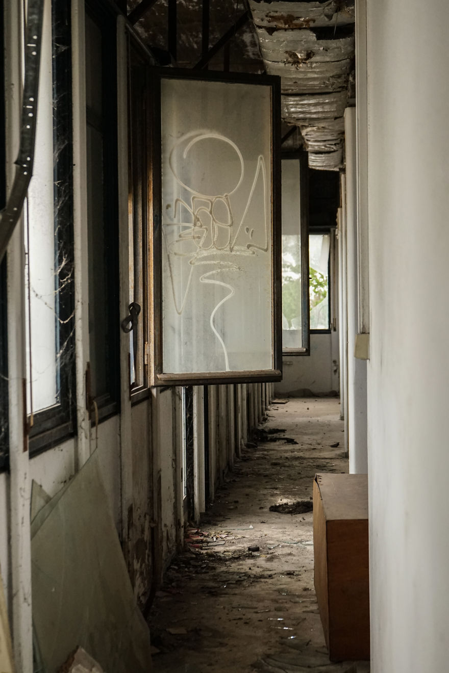 A Walk Through The Sbandoned Athens International Airport