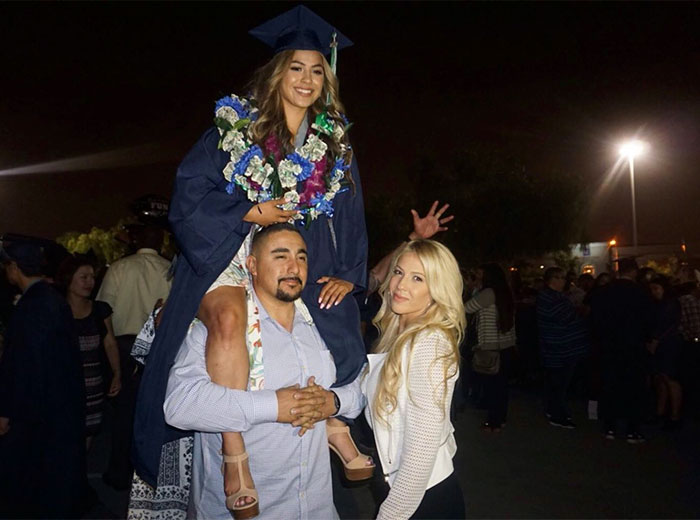 girl-recreates-graduation-photo-family-madeleine-tarin-2 girl-recreates-graduation-photo-family-madeleine-tarin-2