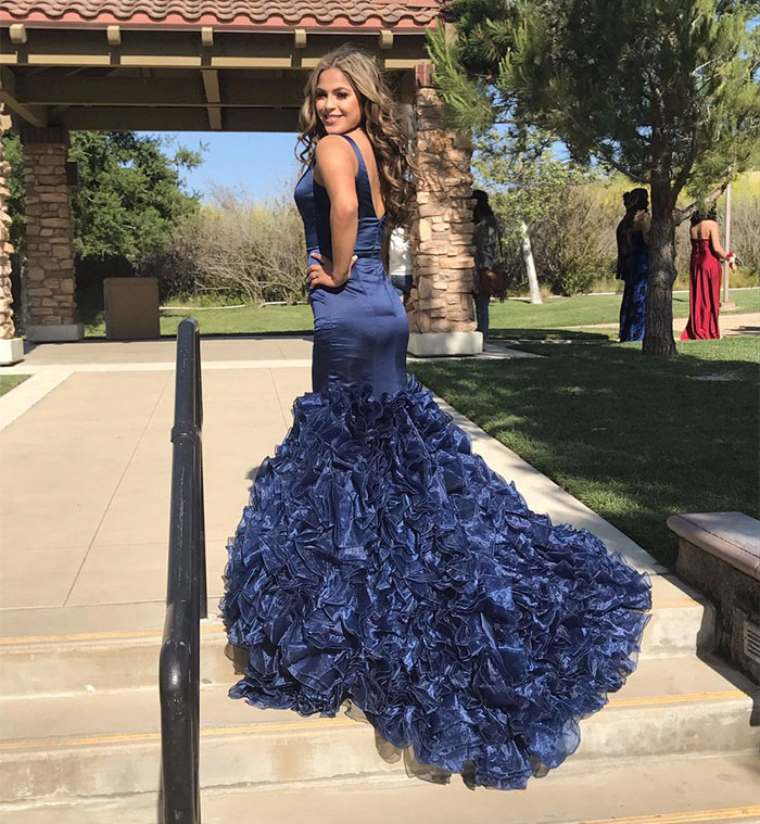 girl-recreates-graduation-photo-family-madeleine-tarin-3 girl-recreates-graduation-photo-family-madeleine-tarin-3