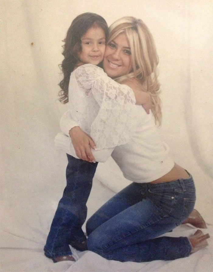 girl-recreates-graduation-photo-family-madeleine-tarin-5 girl-recreates-graduation-photo-family-madeleine-tarin-5