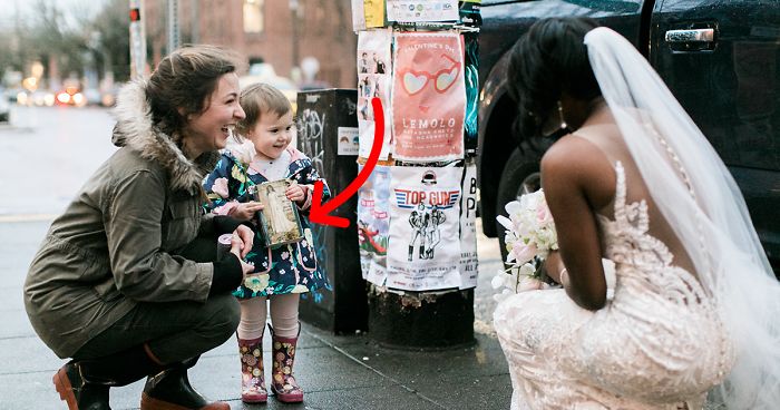 Girl Mistakes Bride For Real-Life Princess From Book She’s Holding, And Her Reaction Melts Everyone’s Hearts