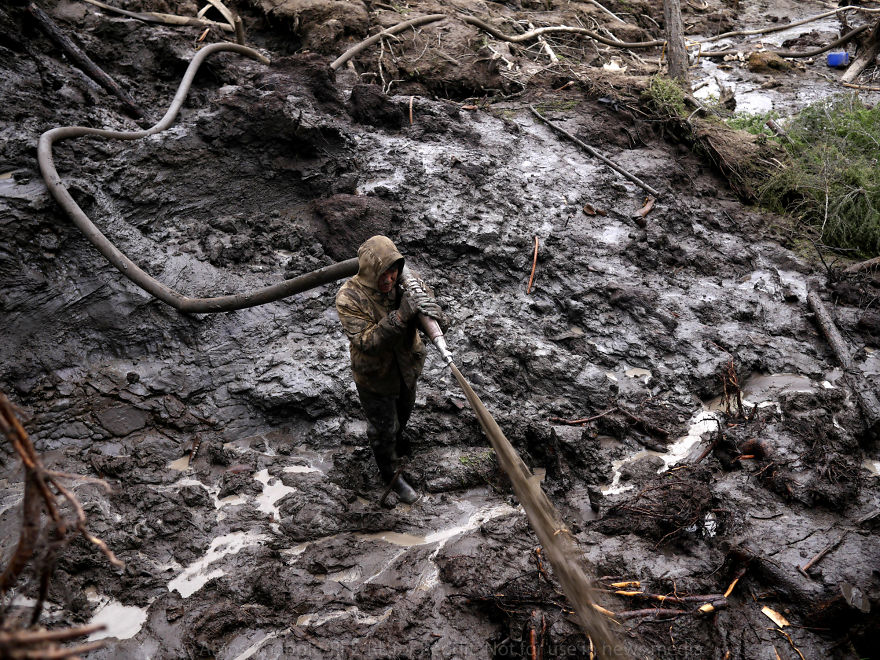 Photographer Joins Illegal Mammoth Tusk Hunt In Siberia, Captures How They Get Rich, Get Drunk And Nearly Die