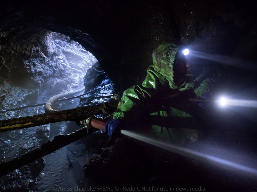 Photographer Joins Illegal Mammoth Tusk Hunt In Siberia, Captures How They Get Rich, Get Drunk And Nearly Die Photographer Joins Illegal Mammoth Tusk Hunt In Siberia, Captures How They Get Rich, Get Drunk And Nearly Die