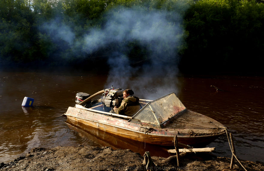 Photographer Joins Illegal Mammoth Tusk Hunt In Siberia, Captures How They Get Rich, Get Drunk And Nearly Die