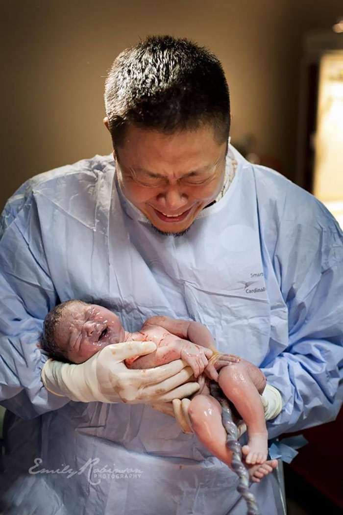 Pregnancy-giving-birth-fathers-participating-delivery-room