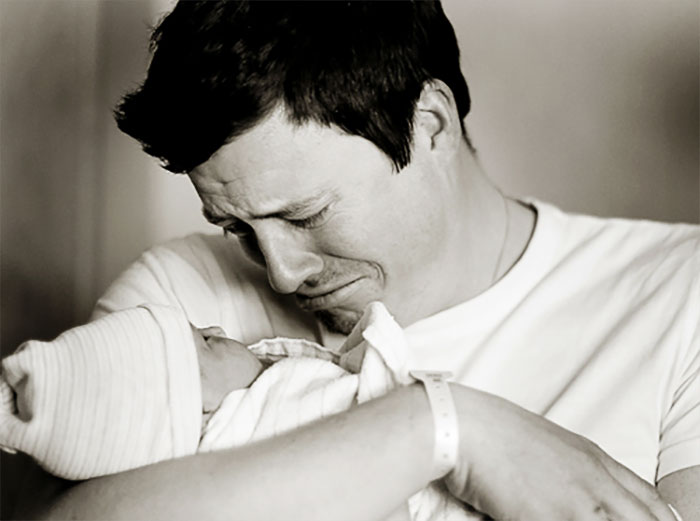 Pregnancy-giving-birth-fathers-participating-delivery-room