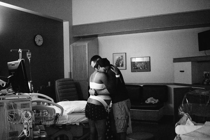 Pregnancy-giving-birth-fathers-participating-delivery-room