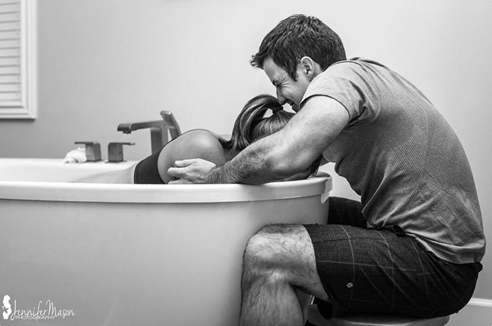 Pregnancy-giving-birth-fathers-participating-delivery-room