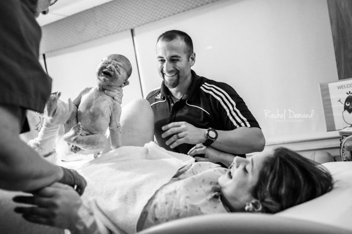 Pregnancy-giving-birth-fathers-participating-delivery-room