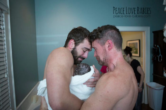 Pregnancy-giving-birth-fathers-participating-delivery-room