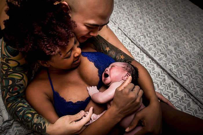 Pregnancy-giving-birth-fathers-participating-delivery-room