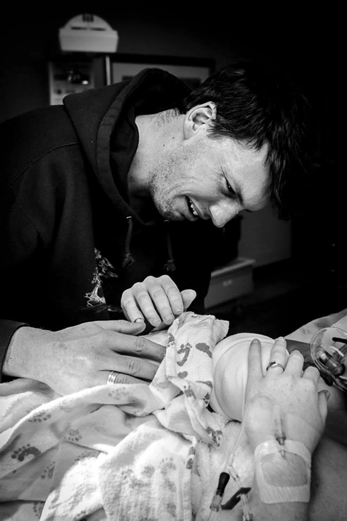 Pregnancy-giving-birth-fathers-participating-delivery-room