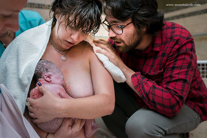 Pregnancy-giving-birth-fathers-participating-delivery-room