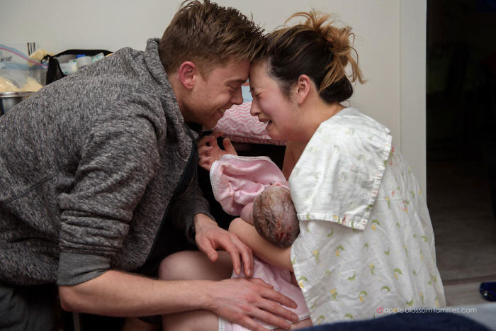 Pregnancy-giving-birth-fathers-participating-delivery-room