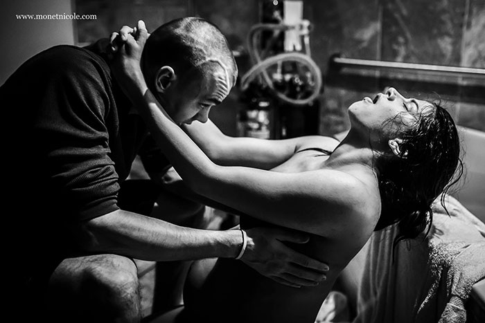 Pregnancy-giving-birth-fathers-participating-delivery-room