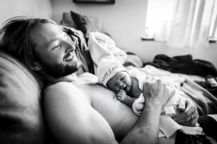 Pregnancy-giving-birth-fathers-participating-delivery-room