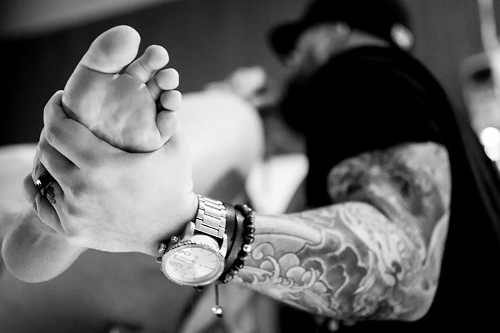 Pregnancy-giving-birth-fathers-participating-delivery-room