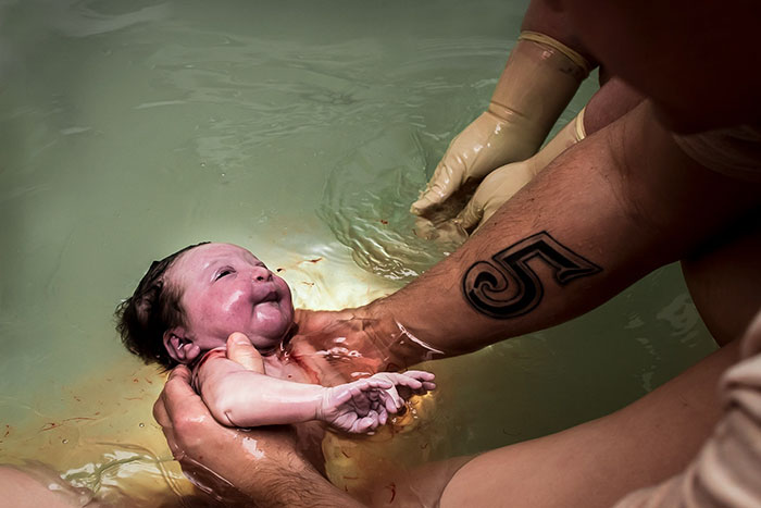 Pregnancy-giving-birth-fathers-participating-delivery-room