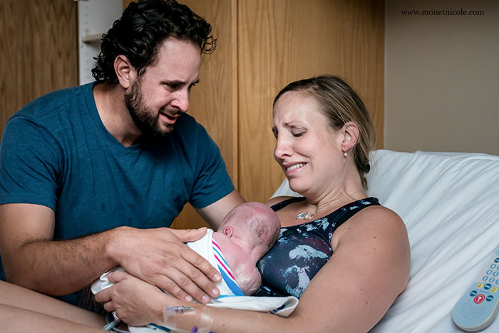 Pregnancy-giving-birth-fathers-participating-delivery-room