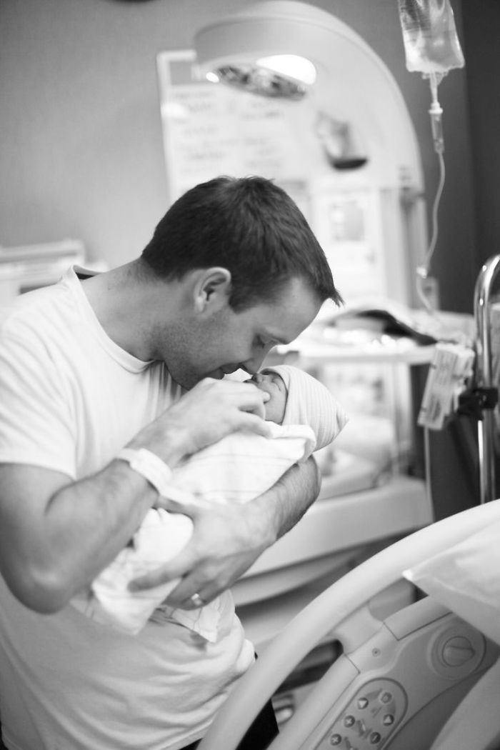 Pregnancy-giving-birth-fathers-participating-delivery-room