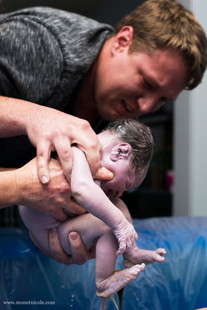 Pregnancy-giving-birth-fathers-participating-delivery-room