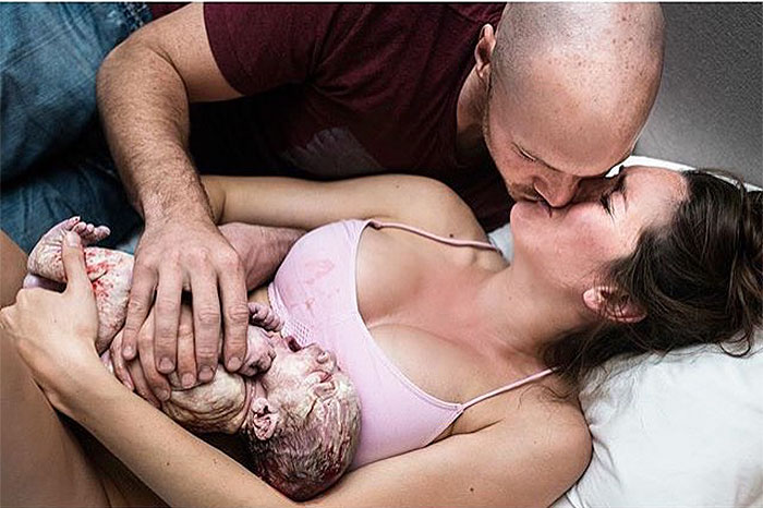 Pregnancy-giving-birth-fathers-participating-delivery-room