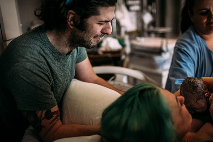 Pregnancy-giving-birth-fathers-participating-delivery-room