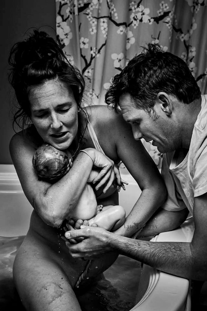 Pregnancy-giving-birth-fathers-participating-delivery-room