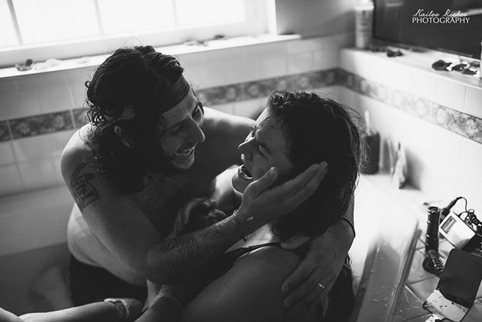 Pregnancy-giving-birth-fathers-participating-delivery-room