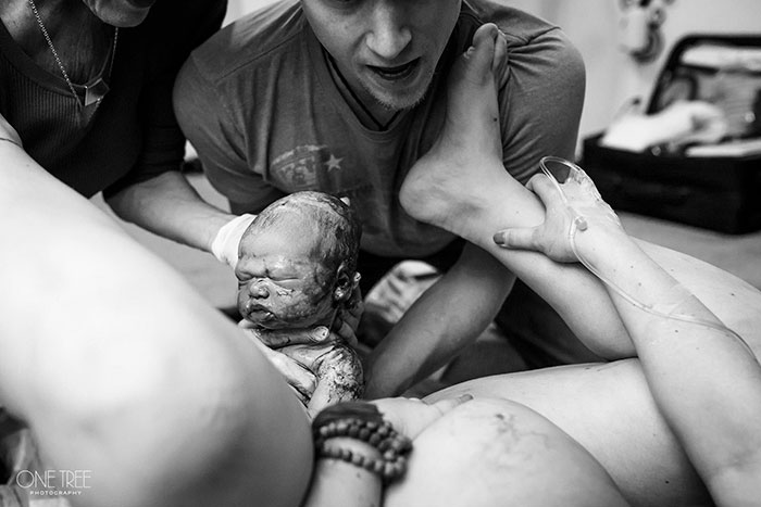 Pregnancy-giving-birth-fathers-participating-delivery-room