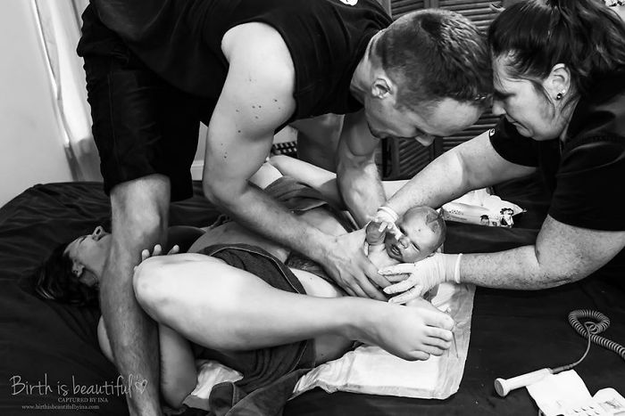 Pregnancy-giving-birth-fathers-participating-delivery-room