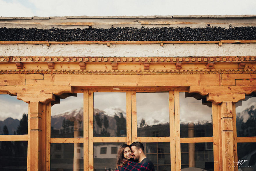 A Week Long Engagement Photo Shoot In Ladakh, India A Week Long Engagement Photo Shoot In Ladakh, India